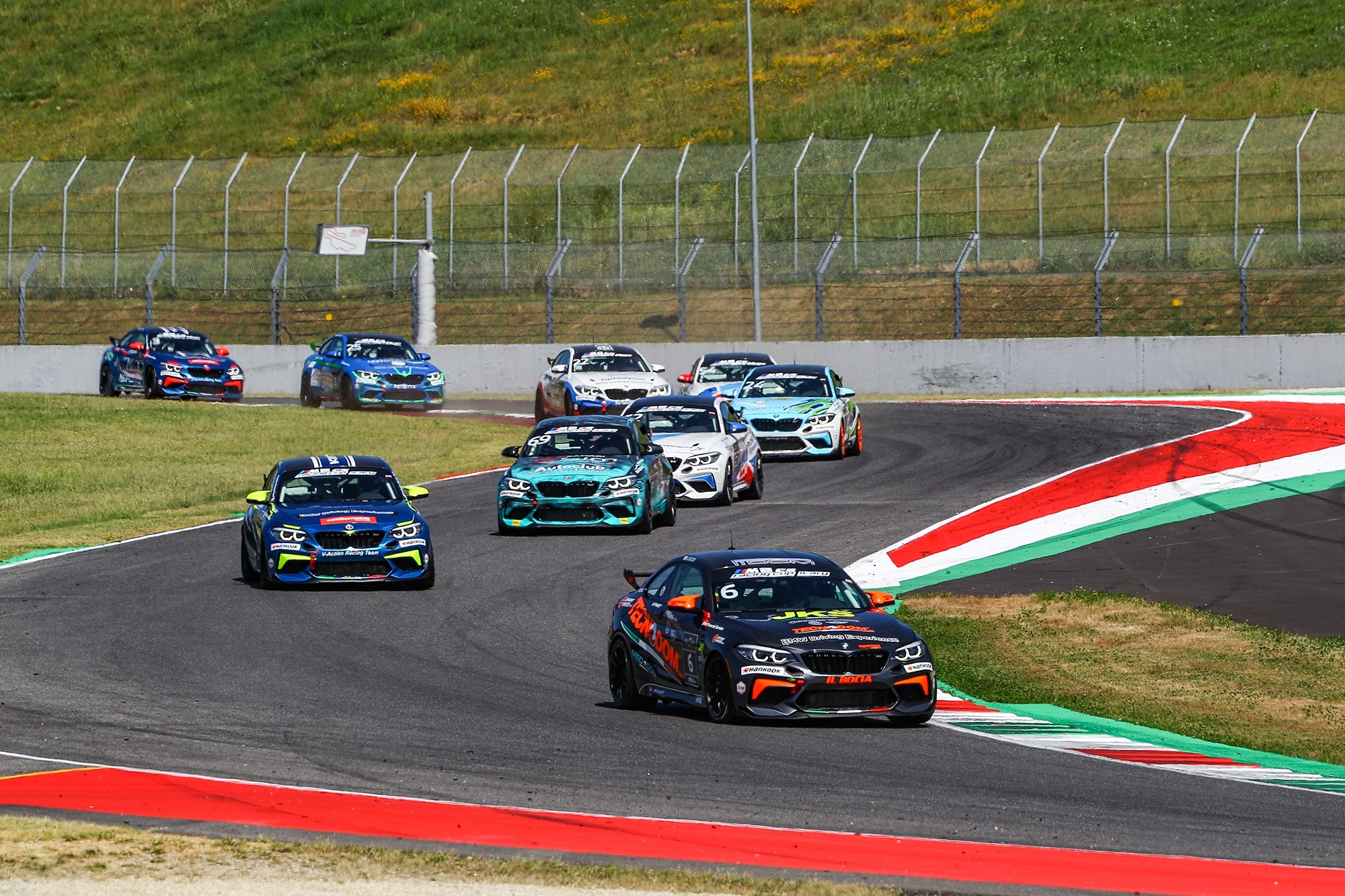 P90514439_lowRes_bmw-m2-cs-racing-cup