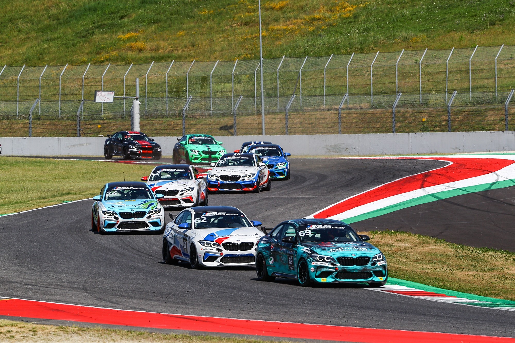 P90514441_lowRes_bmw-m2-cs-racing-cup