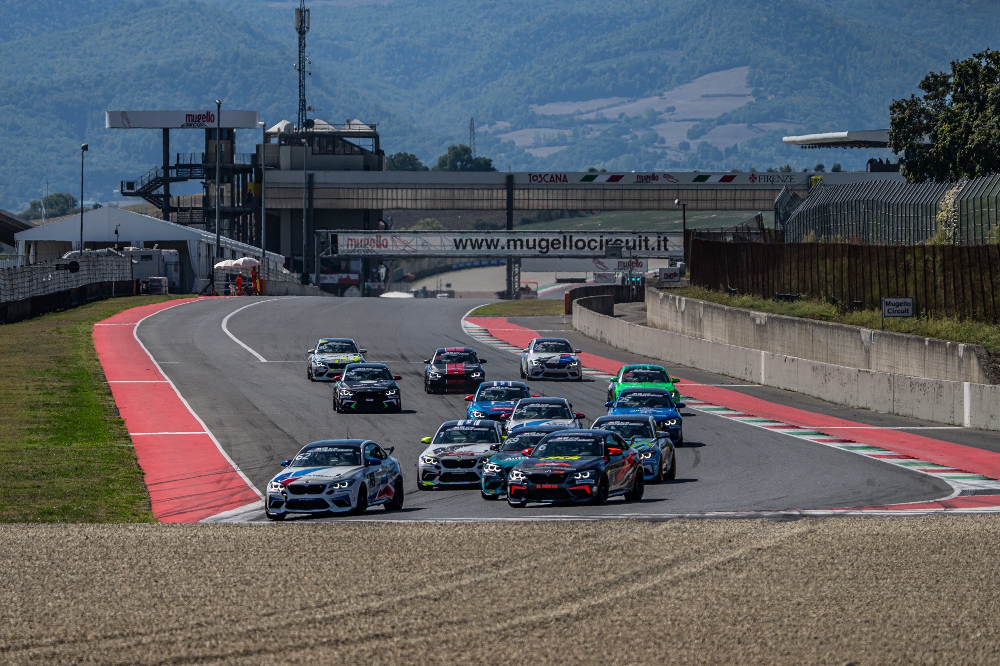 P90525682_lowRes_bmw-m2-cs-racing-cup