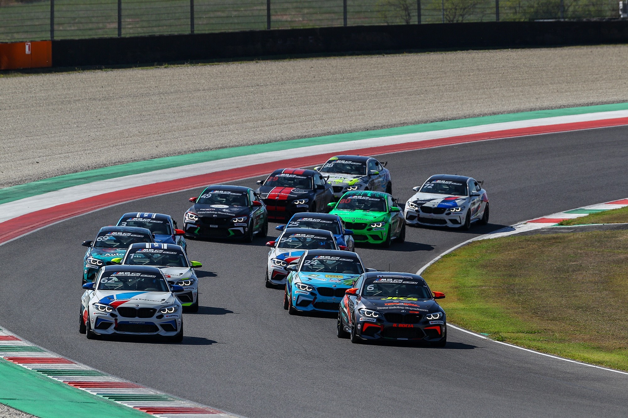 P90525684_lowRes_bmw-m2-cs-racing-cup