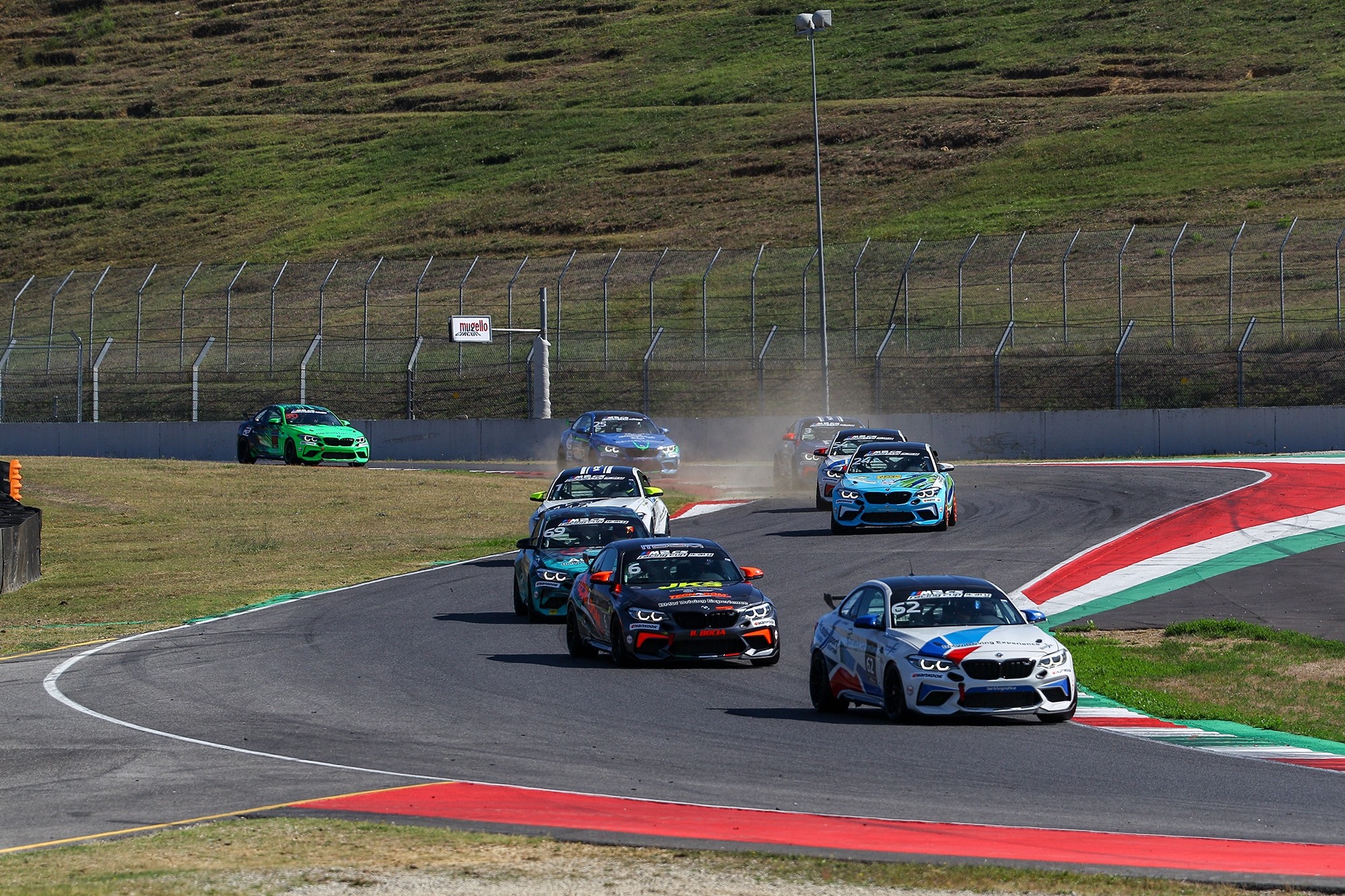 P90525686_lowRes_bmw-m2-cs-racing-cup