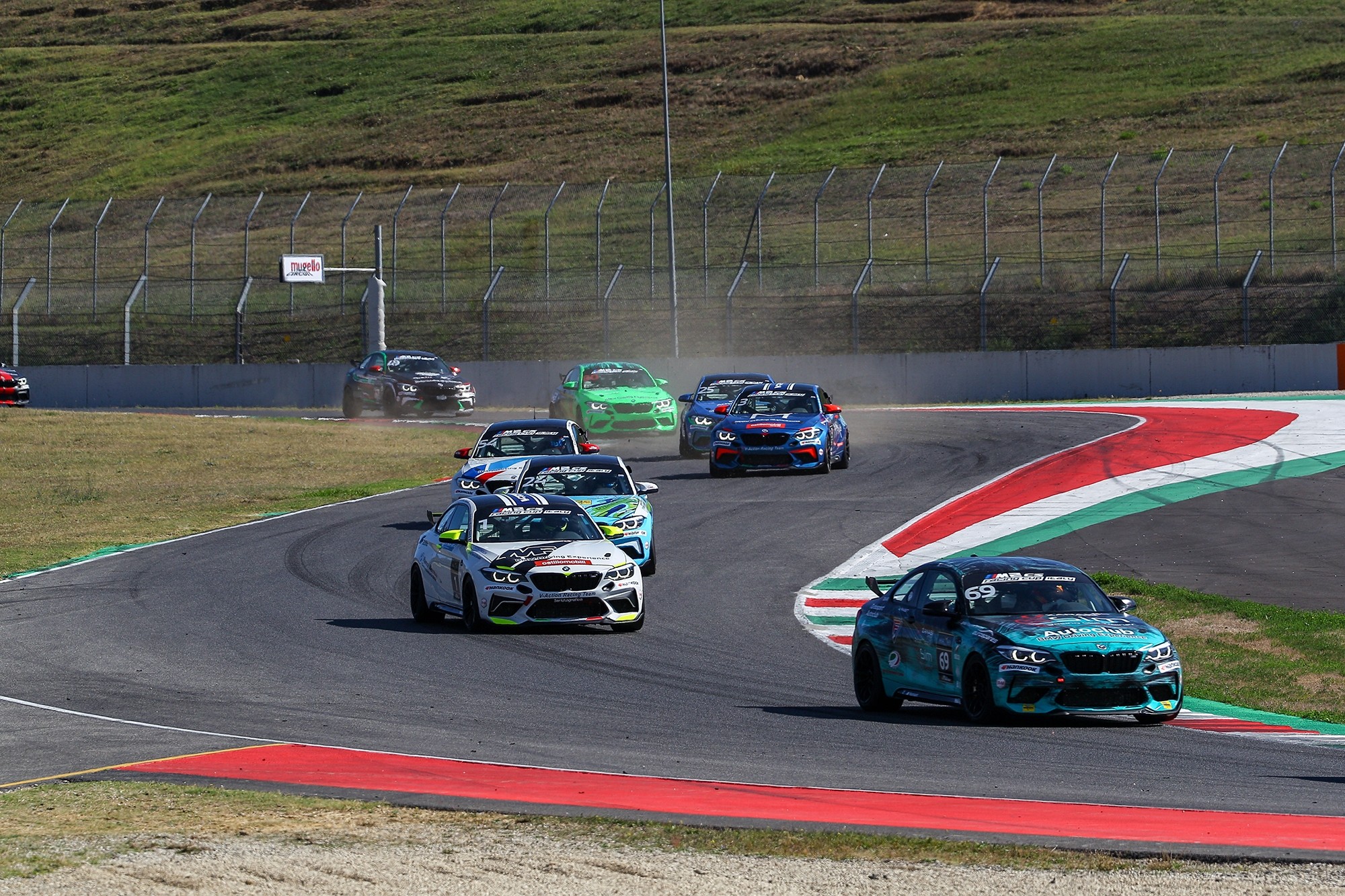 P90525688_lowRes_bmw-m2-cs-racing-cup