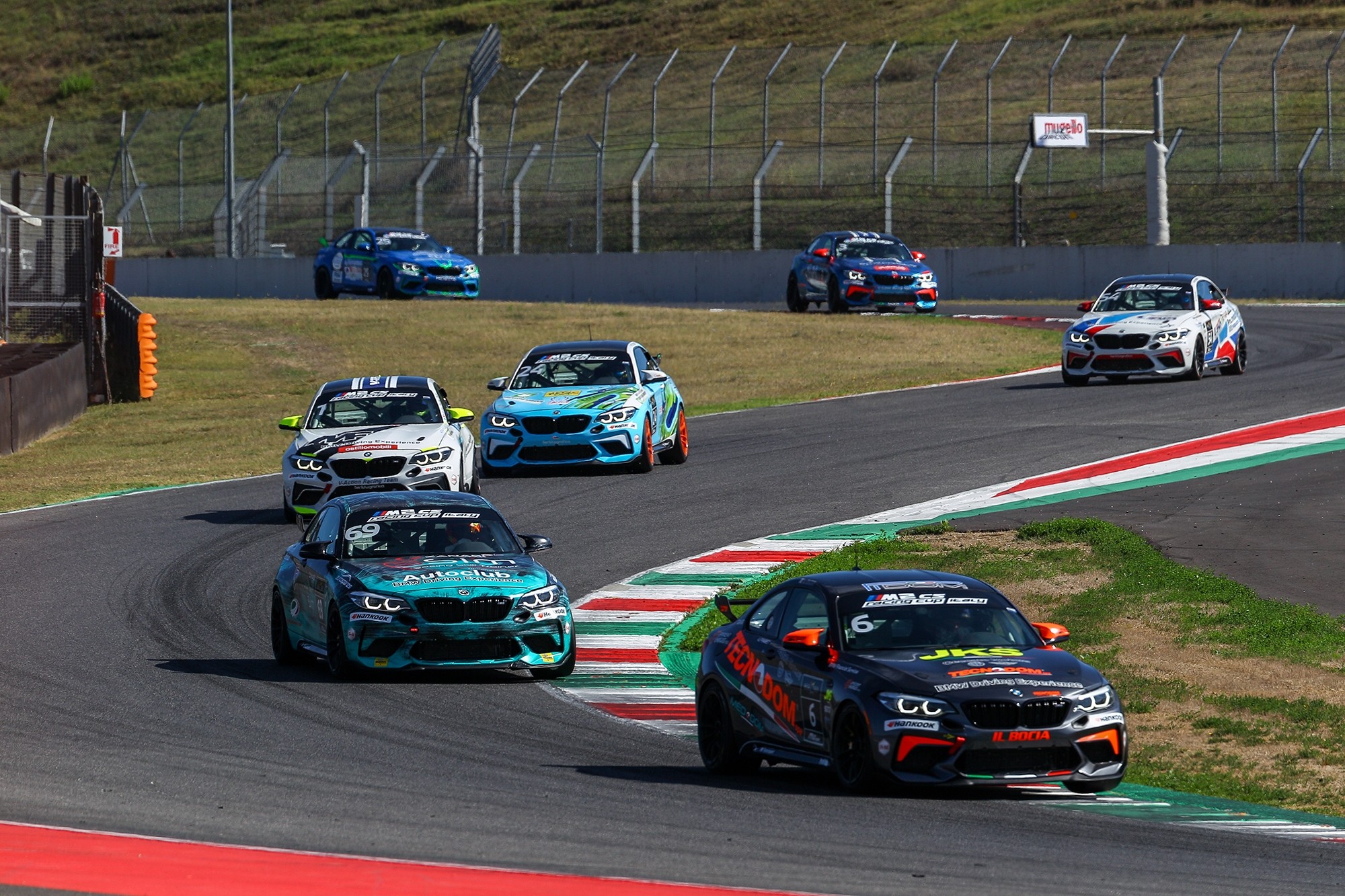 P90525690_lowRes_bmw-m2-cs-racing-cup