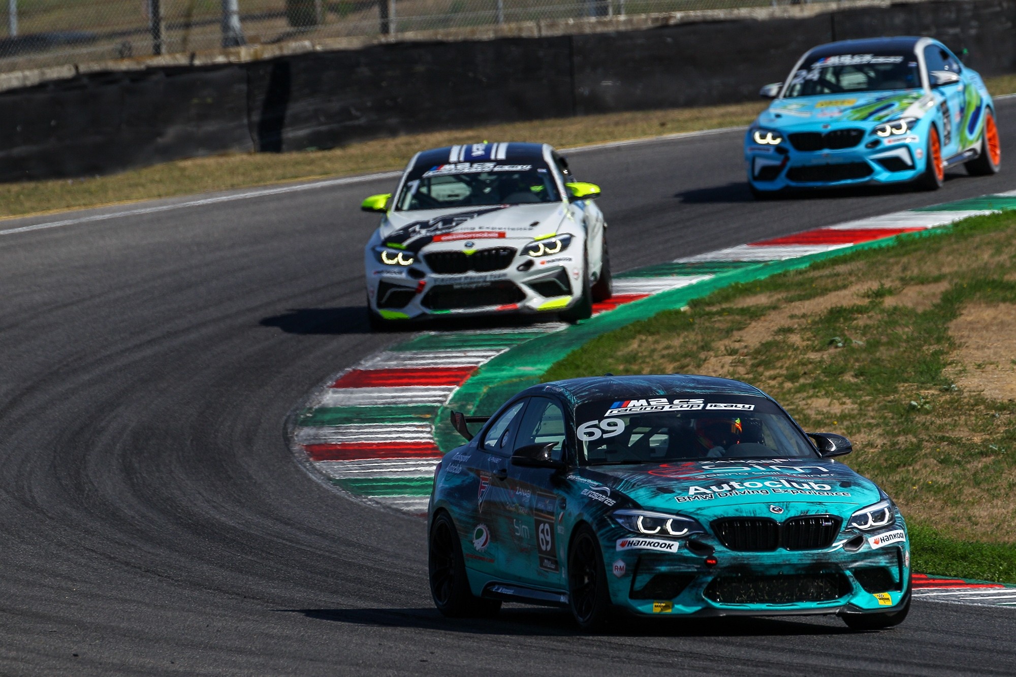 P90525693_lowRes_bmw-m2-cs-racing-cup