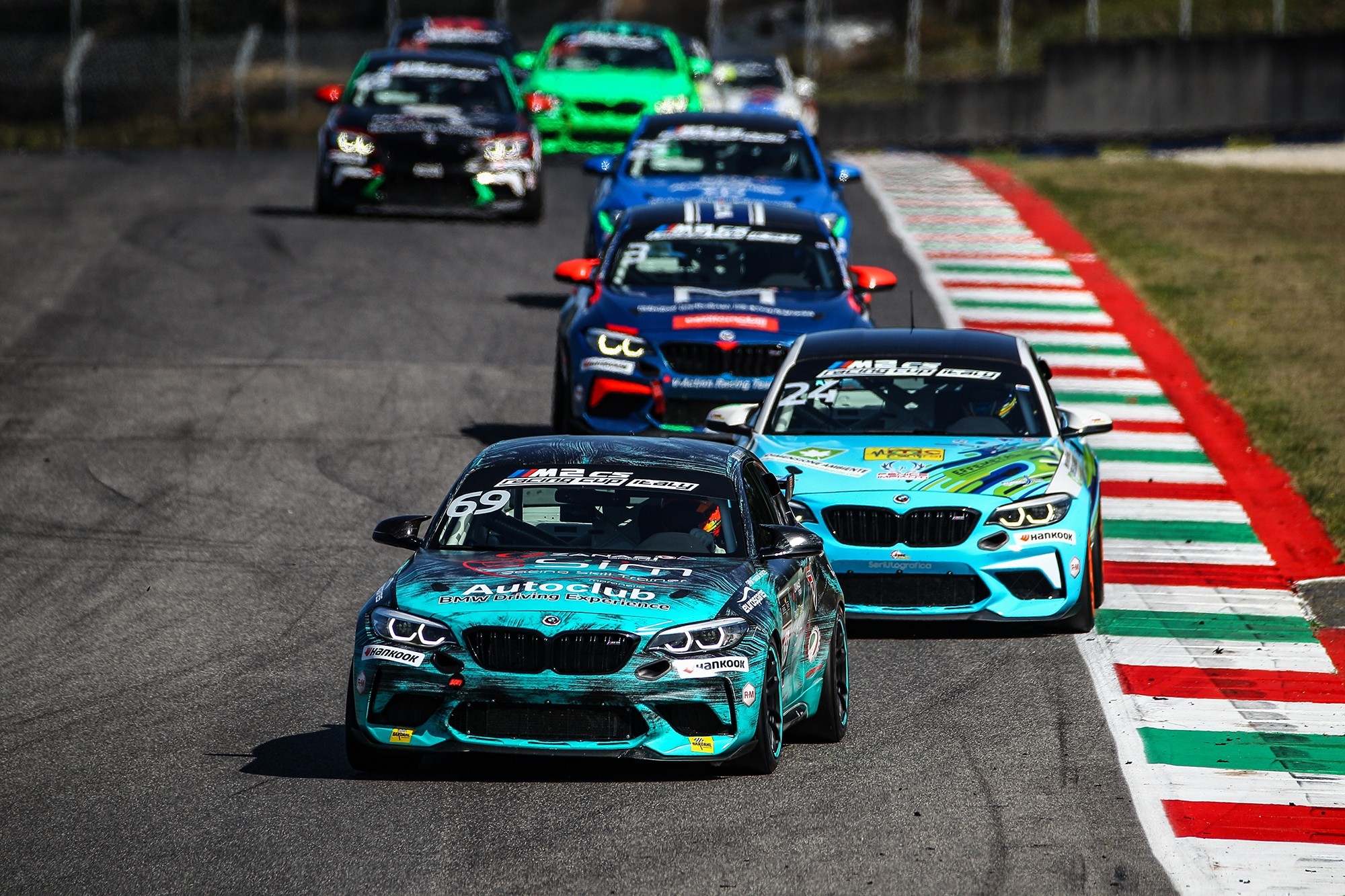 P90525703_lowRes_bmw-m2-cs-racing-cup